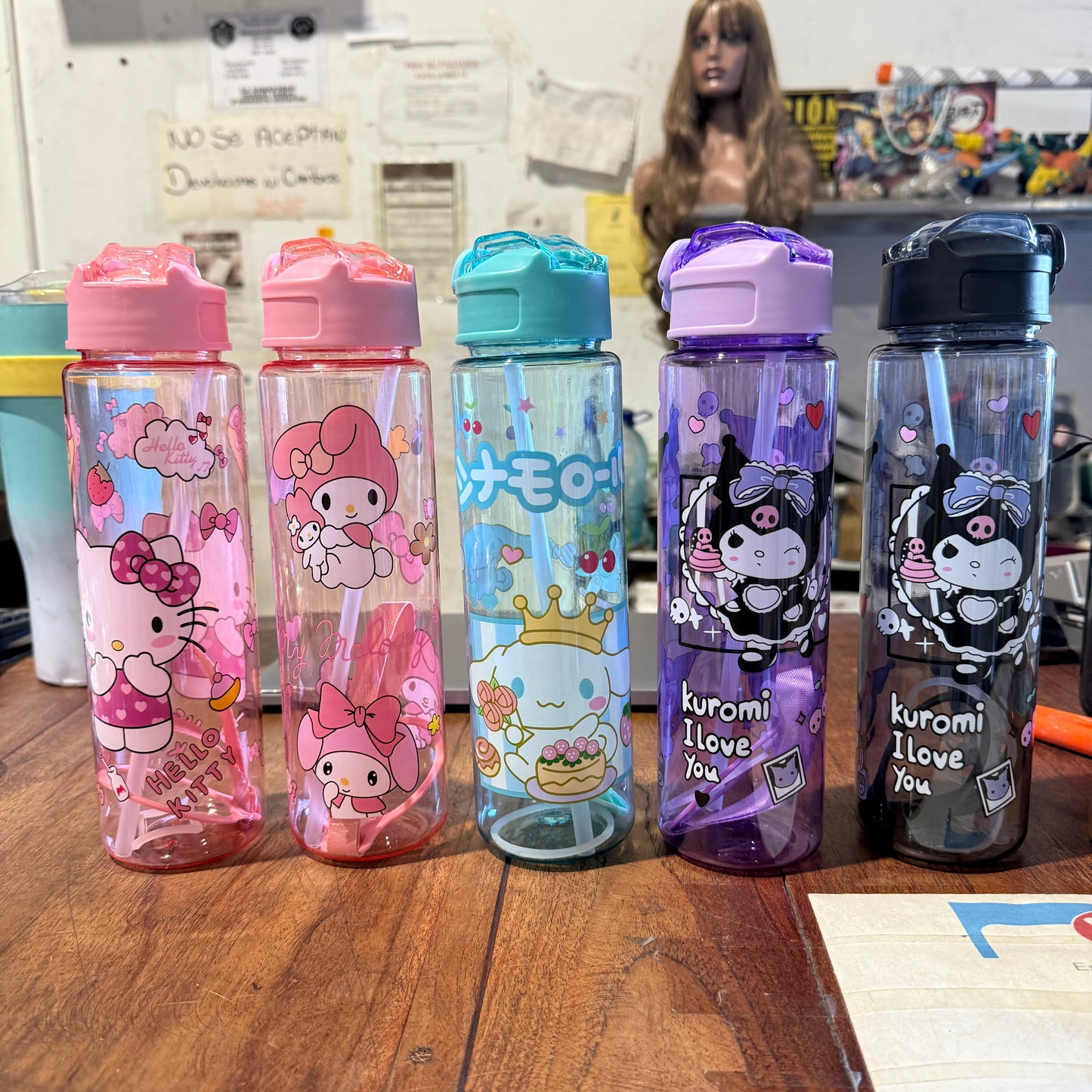 Botellas de Agua con Diseños de Sanrio - Hello Kitty, Kuromi y más Anime
