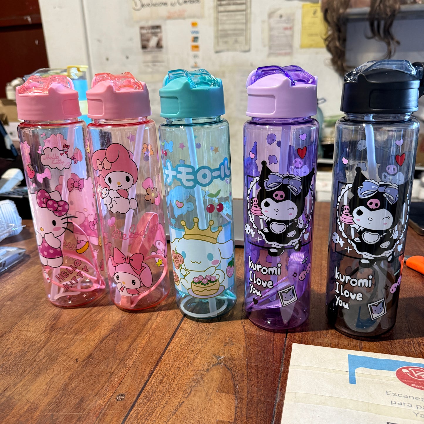 Botellas de Agua con Diseños de Sanrio - Hello Kitty, Kuromi y más Anime
